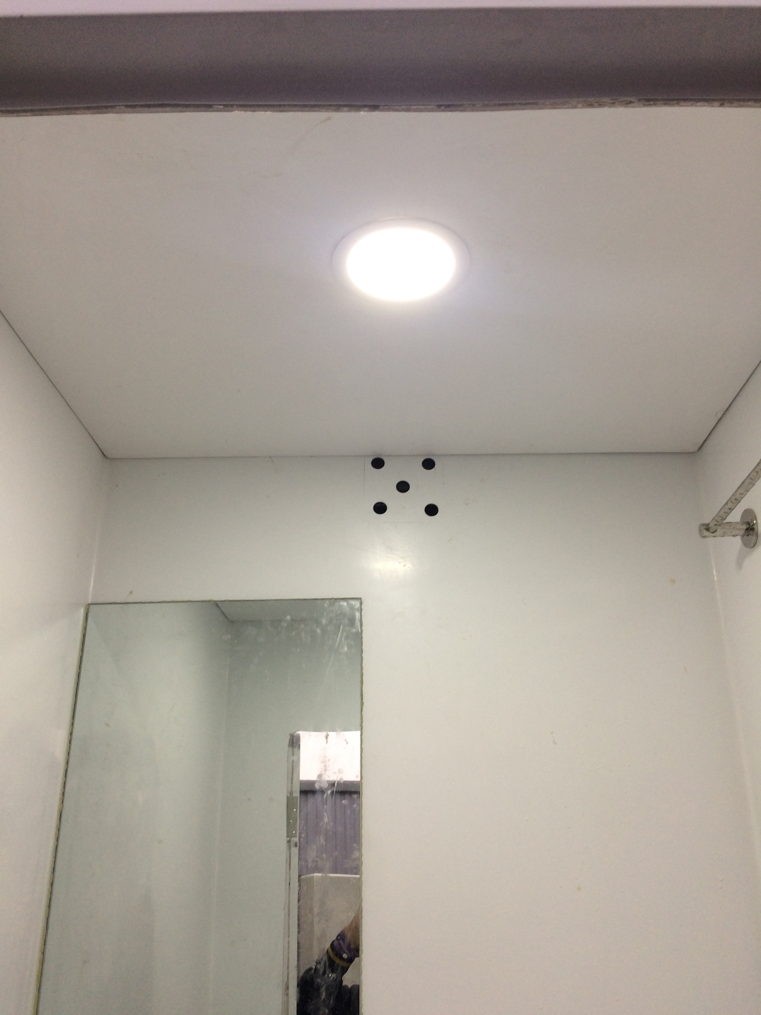 Đèn âm trần và gương vệ sinh dán tường