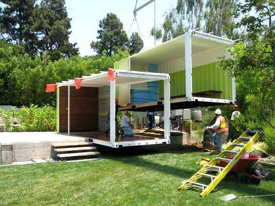 Bạn có thể tận dụng container làm nhà vệ sinh công cộng hoặc nhà nghỉ du lịch