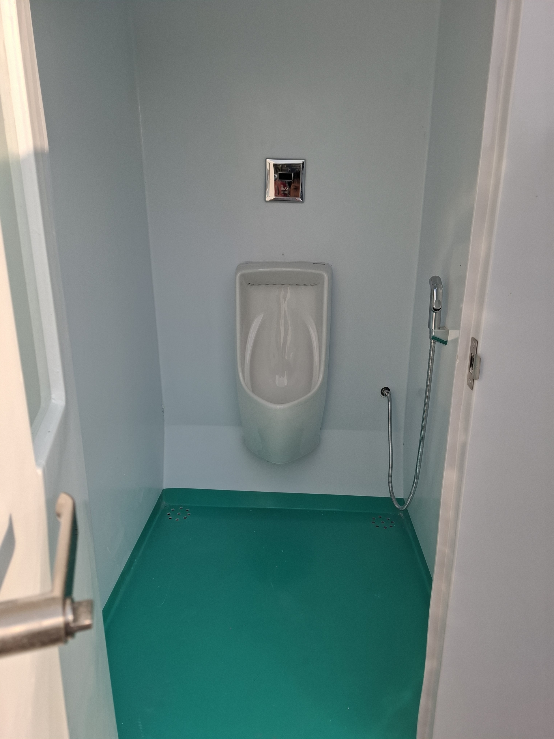 Toàn bộ van cảm ứng và chậu tiểu đều đến từ Inax Lixili Nhật Bản