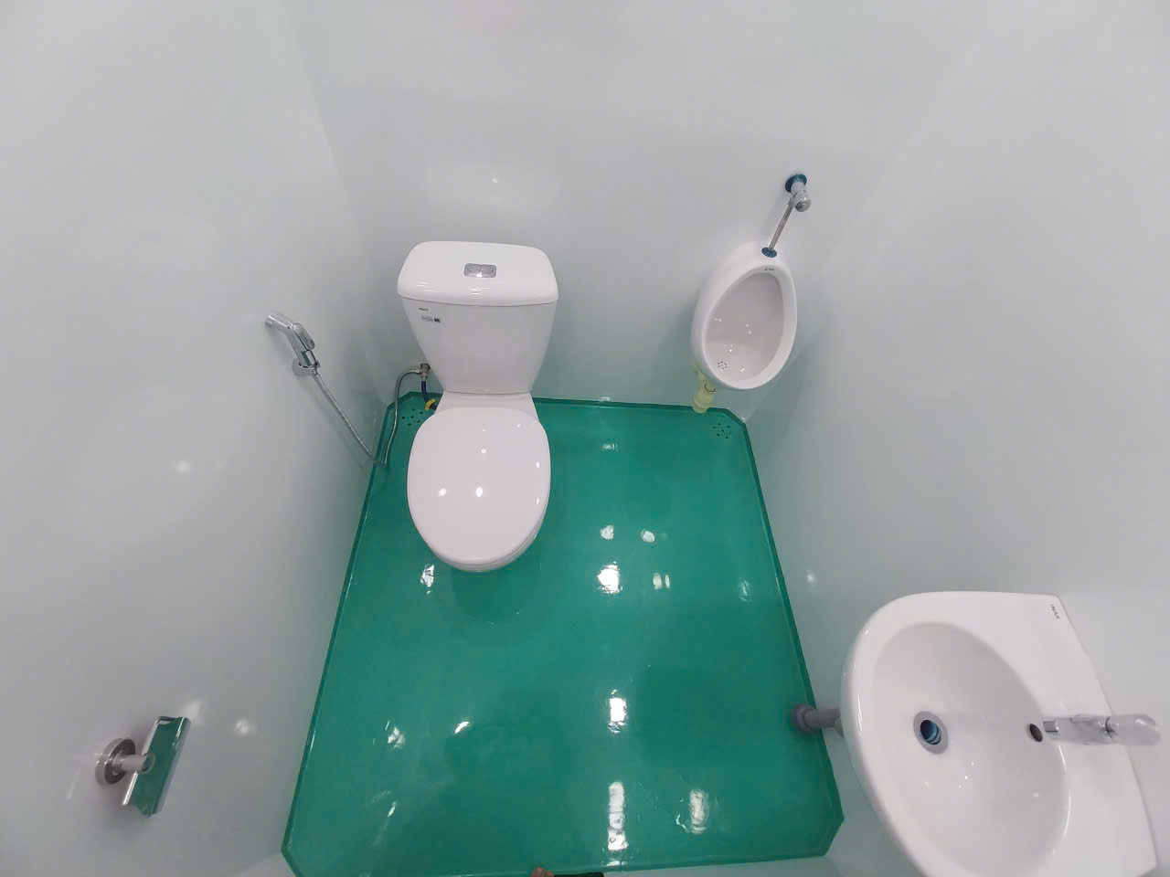 Nội thất buồng vệ sinh nam