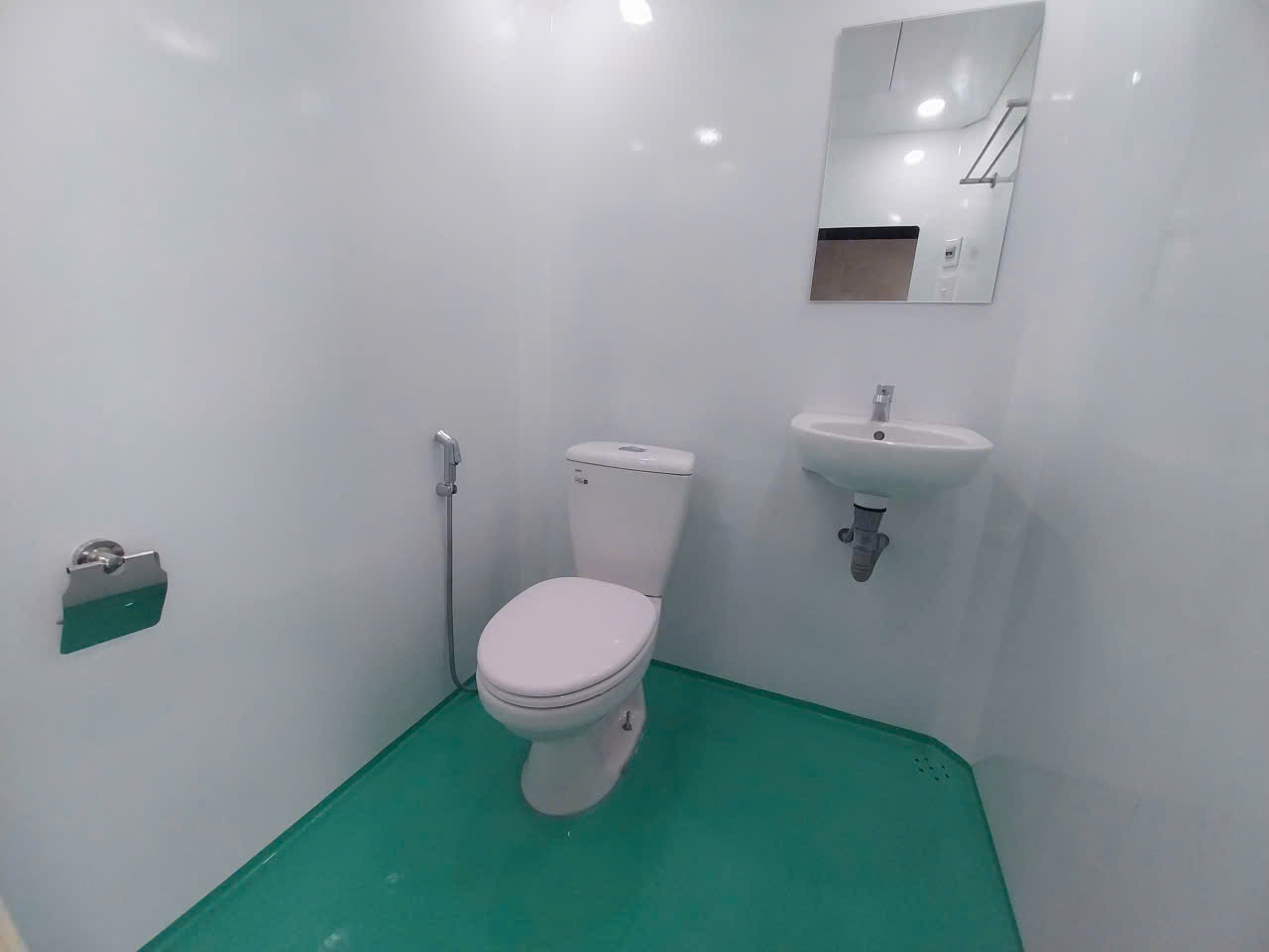 Nội thất khoang vệ sinh nữ