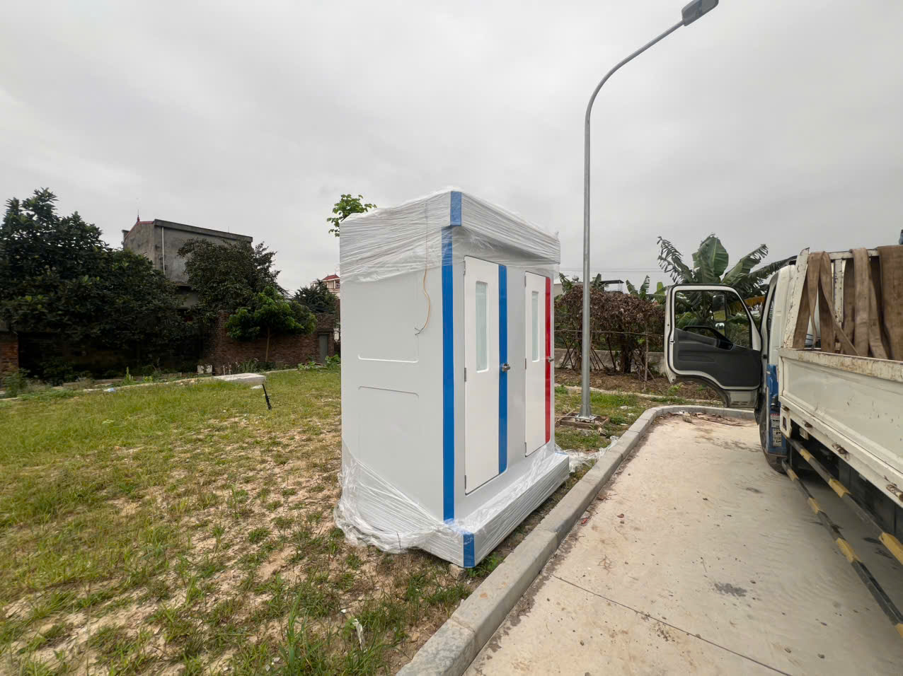 Nhà vệ sinh di động lắp cho trạm sạc ôtô điện