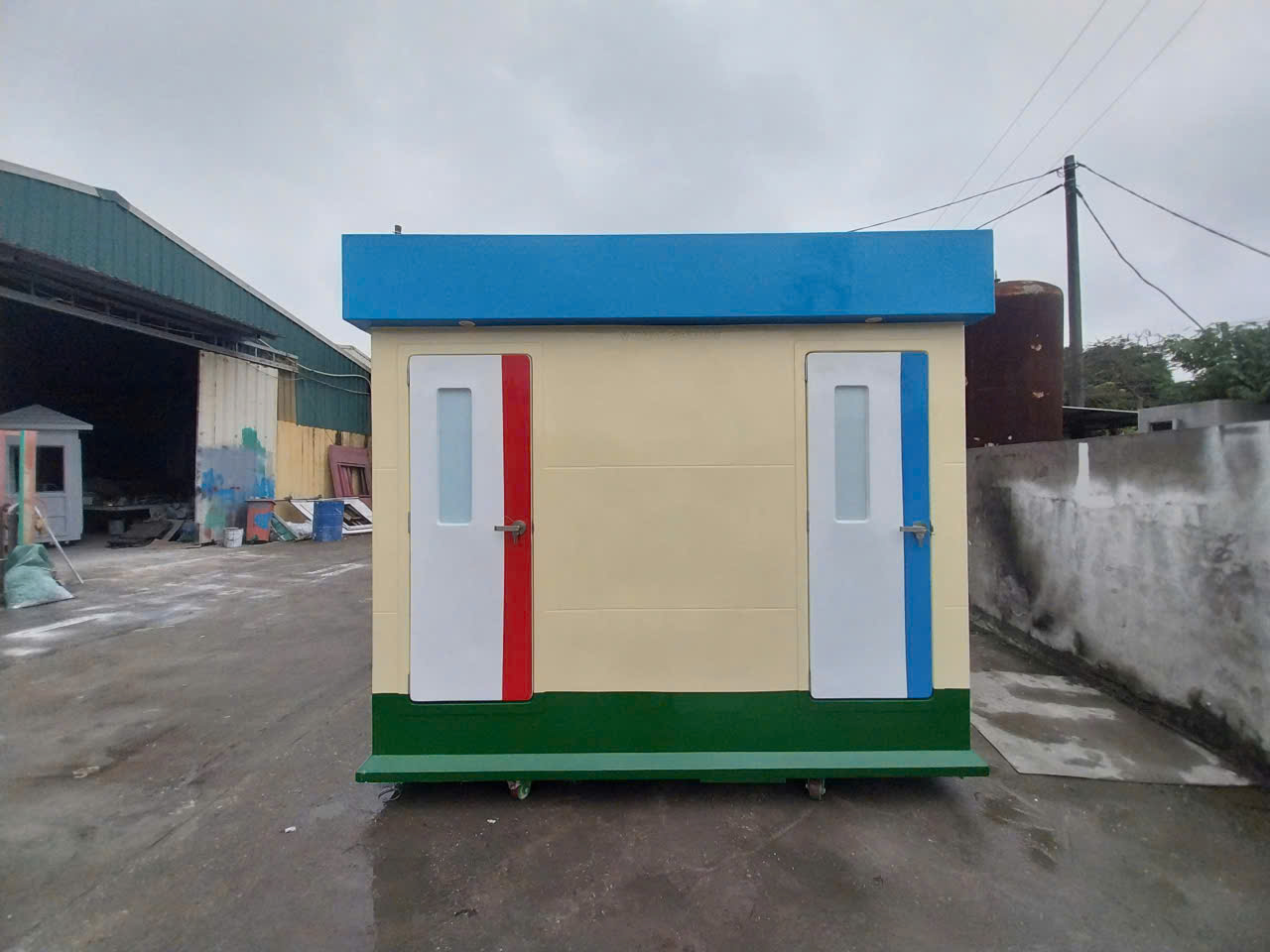 Toilet công cộng có kích thước rộng hơn để phù hợp cho trạm sạc đông người